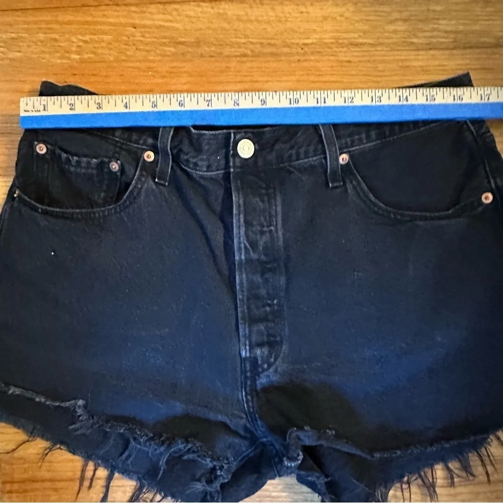 Levi’s Women’s Washed Black Denim Cut Off 501 Button Fly Shorts size 34 (O)